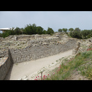 Blick auf die Burgmauer von Troia/Ilios aus der Periode Troia VI von den Überresten der Außenmauer des Tempelbezirks aus der griechisch- römischen Zeit